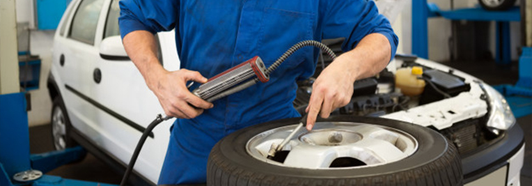 Comment vérifier la pression de vos pneus